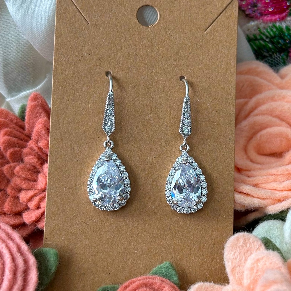 NWT Silver Elegant Tear Drop Earrings